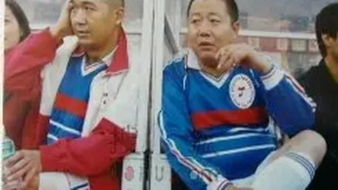 国乒名将王楚钦因摔拍停赛三月，教练刘国正亦遭停赛一个月