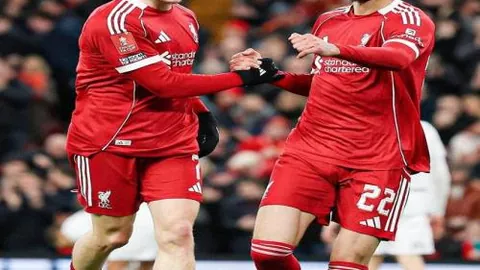 “利雅得胜利与未来城体育激战半场，战成平手，球星马内、菲利克斯错失绝杀良机引热议！”